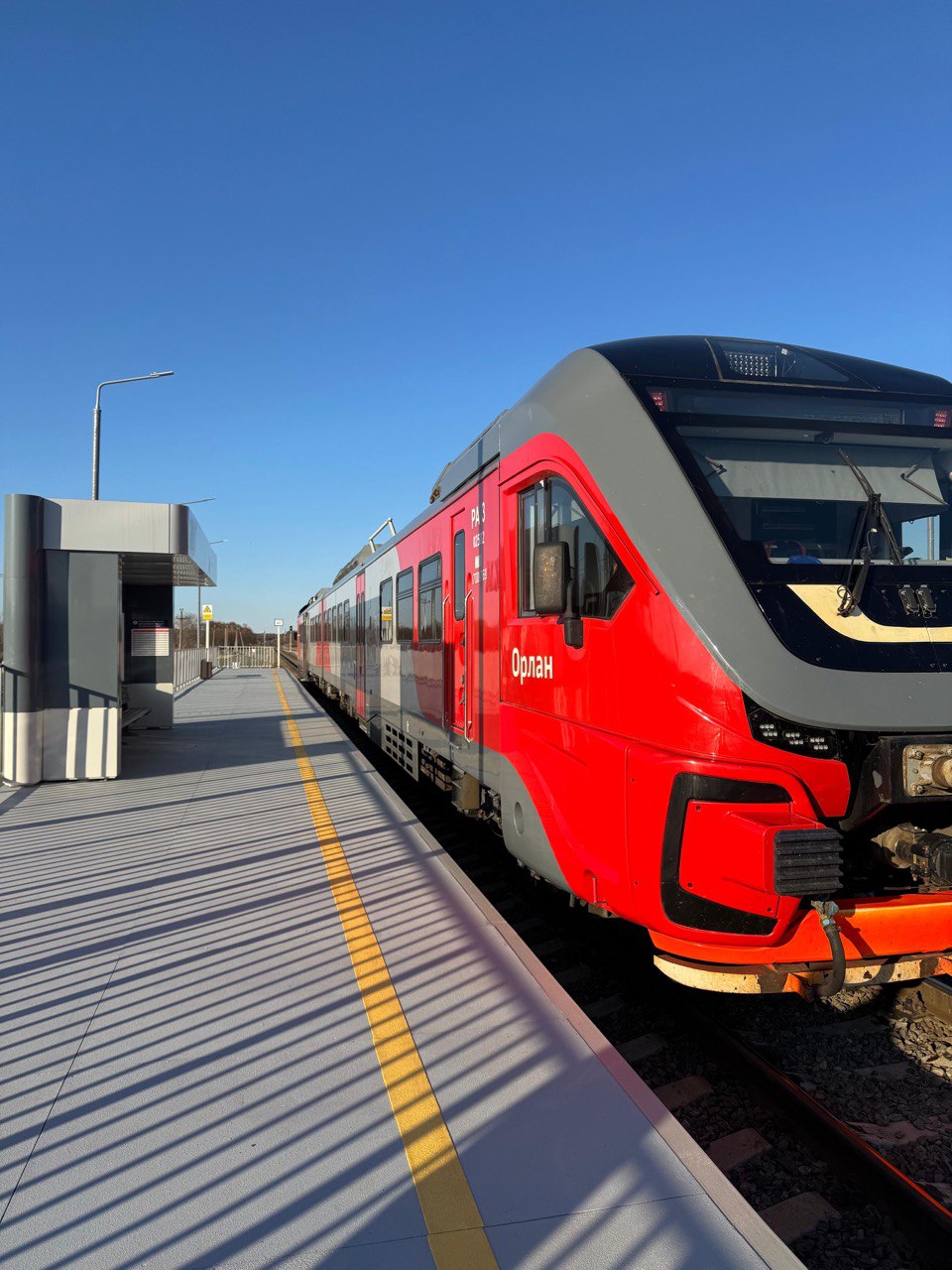 По итогам 11 месяцев пассажиропоток поездов в Южно Сахалинской агломерации вырос на 46 5  С января по ноябрь железнодорожный транспорт перевез более 813 тысяч пассажиров Из них поездами дальнего следования воспользовались порядка 307 3 тыс человек а пригородными 506 5 тыс человек В дальнем следовании прирост пассажиропотока составил 1 7 по сравнению с аналогичным периодом прошлого года в пригородном сообщении 21 4 При этом в границах Южно Сахалинской агломерации поезда перевезли свыше 320 тыс человек это на 46 5 больше чем за 11 месяцев 2024 года Рост пассажиропотока обусловлен вводом второй пары поездов дальнего следования в период повышенного спроса а также проведенной работой по изменению расписания пригородных поездов и расширению маршрутной сети В следующем году планируем открыть еще несколько новых остановочных пунктов в Южно Сахалинске чтобы жители областного центра и ближайших к нему населенных пунктов могли с комфортом добираться до работы и обратно минуя автомобильные пробки отметил министр транспорта и дорожного хозяйства Максим Жоголев Напомним что в этом году по многочисленным просьбам горожан был построен транспортно пересадочный узел Роза Таун с остановками для пригородных поездов и городских автобусов В рамках стратегического проекта Железная дорога как городской транспорт инициированного губернатором Валерием Лимаренко ОАО РЖД в этом году также обновило пассажирские платформы на остановочных пунктах Сити Молл и Университет В следующем году планируется завершить работы по созданию остановочных пунктов Технопарк район Сахалинского нефтегазового индустриального парка и Агролицей район Сахалинского техникума механизации сельского хозяйства а также по переносу остановочного пункта Аэропорт ближе к строящейся поликлинике в планировочном районе Хомутово Мы в Telegram MAX
