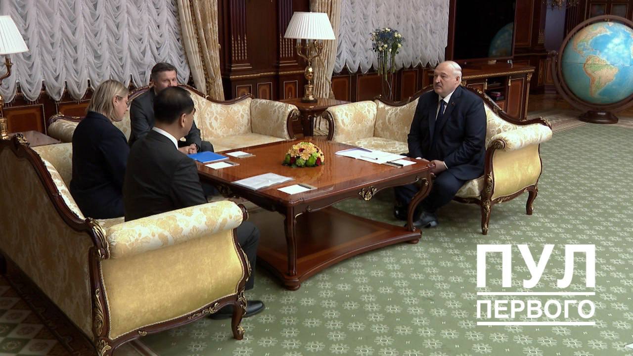 Президент: «Мы рассчитываем на более глубокое сотрудничество с КНР. Наши двери открыты, секретов от Китая у нас нет!» В рабочем кабинете прямо сейчас обсуждают серьезные и перспективные белорусско-китайские образовательные программы. По разным предметам и направлениям