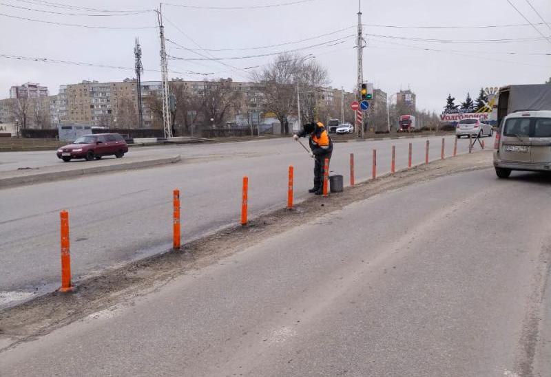 Разделительные столбики отмыли после обращения водителей в «Блокнот»    После обращения водителей о незаметных разделительных столбиках на въезде в новую часть города из-за слоя грязи, ДСиГХ привел данные дорожные объекты в надлежащий вид. Сотрудниками Департамента строительства и городского хозяйства были проведены работы по очистке дорожных объектов от налипшей грязи. Теперь разделительные столбики снова стали яркими и видными на фоне дороги, что значительно уменьшает риск наезда на них автомобилями.   ‍ Работа  Авто    Глэмпинг