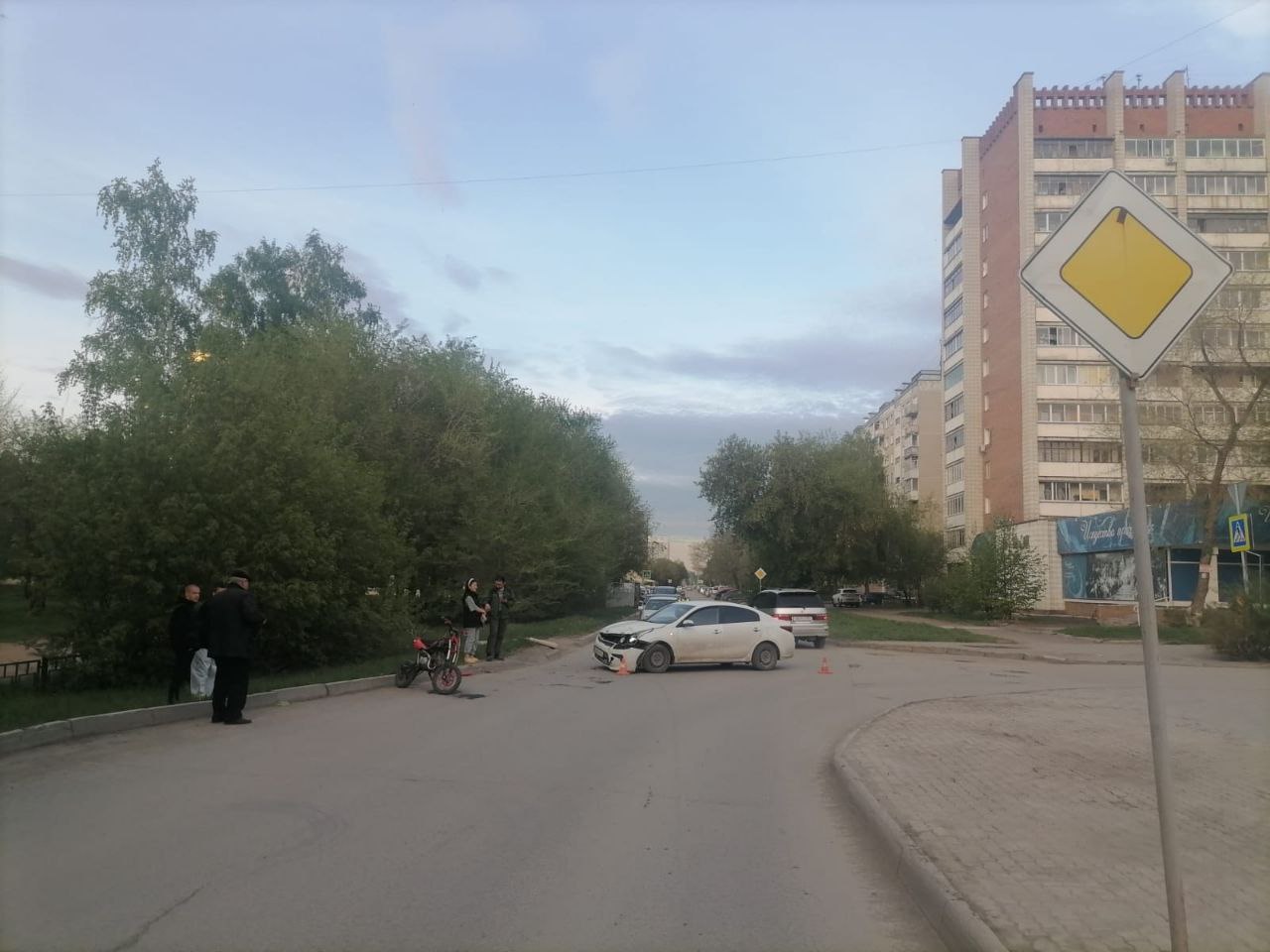 В Новосибирске водитель «Киа» сбил подростка на питбайке Вечером 12 мая в Ленинском районе Новосибирска произошло ДТП с участием автомобиля и питбайка. По информации Госавтоинспекции, инцидент случился около 19 часов 55 минут. Водитель автомобиля Kia Rio двигался по улице Танкистов. Проезжая перекресток в районе дома №21/1, он совершил столкновение с питбайком марки GS Motors. В результате ДТП водитель питбайка, подросток 2010 года рождения, получил травмы. Бригада скорой помощи доставила пострадавшего в больницу. КП-Новосибирск