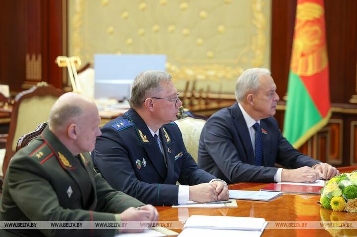 Лукашенко заявил о давлении на беларусские спецслужбы.  «Очень жутко, агрессивно настроены соседи».     Не открывается ссылка? Попробуйте эту или скачайте наше приложение для Android или iOS.