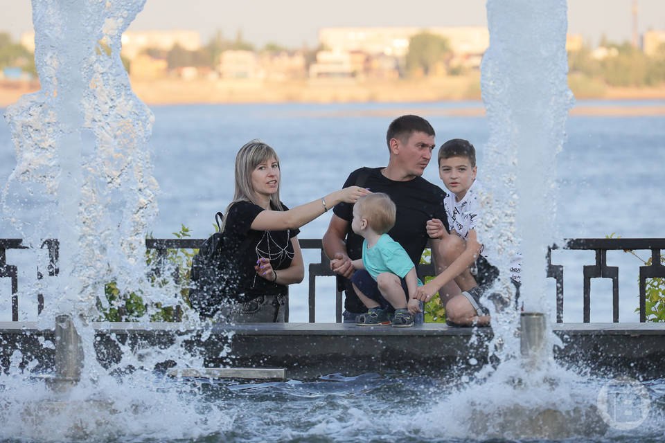 774 многодетные семьи из Волгоградской области опросят об их доходах в феврале 2026 года Из них 558 будут из городов а 216 из сельской местности Результаты исследования помогут создать и внедрить действенные меры поддержки В опросе семьи расскажут о своем уровне жизни источниках дохода участии в социальных программах а также о медицинском и пенсионном страховании Волгоградстат просит семьи уделить время и ответить на вопросы Все данные используют только для официальной статистики Конфиденциальность гарантируется