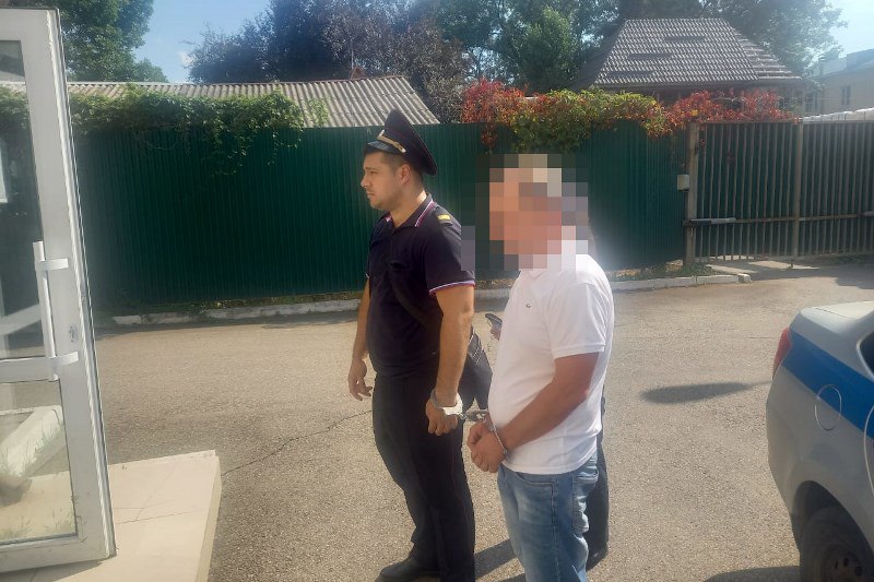 В Адыгее сотрудники полиции задержали находящегося в международном розыске гражданина Таджикистана.  В июле текущего года в НЦБ Интерпола МВД России поступил запрос от правоохранительных органов Республики Таджикистан об оказании содействия в розыске и задержании 49-летнего гражданина данного государства.  Согласно полученной информации, в период с 2021 по 2022 год фигурант под предлогом продажи земельных участков и проведения строительных работ обманным путём завладел денежными средствами нескольких земляков на общую сумму 43 000 долларов США. Похищенные деньги он потратил по своему усмотрению, после чего покинул родную страну.  По фактам противоправных действий мужчины были возбуждены уголовные дела, а сам он объявлен в международный розыск.  Недавно разыскиваемый иностранец приехал в Адыгею. Об этом стало известно сотрудникам республиканского МВД, которые в ходе проведения оперативно-розыскных мероприятий задержали мужчину.  Фигурант был помещён в изолятор временного содержания. В настоящее время решается вопрос о его экстрадиции в Таджикистан.  Пресс-служба МВД по Республике Адыгея МВД по РА   Подписаться Смотрите нас на Rutub