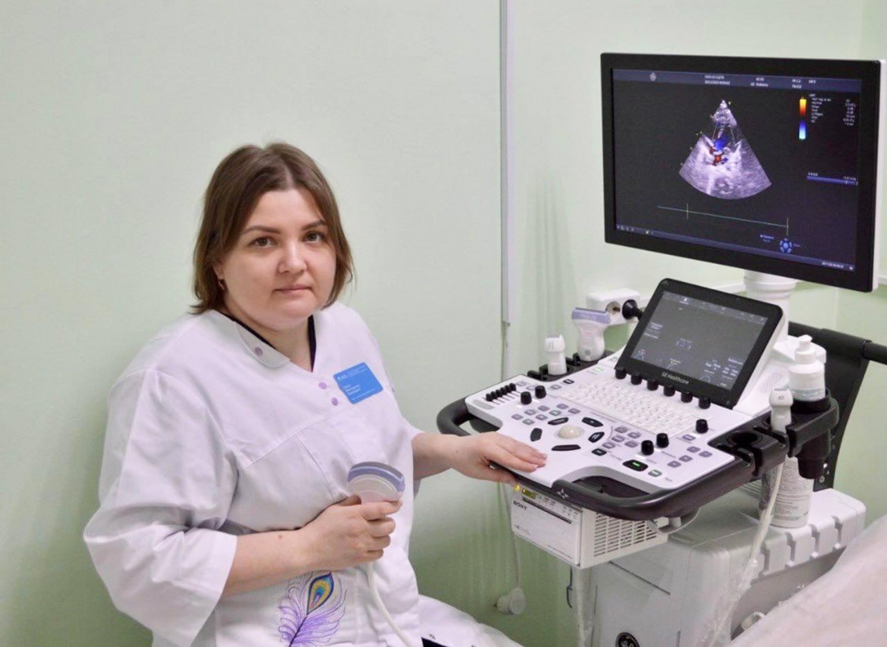 Сызранская районная больница улучшает диагностические возможности благодаря нацпроекту Учреждение получило два новых аппарата ультразвуковой диагностики экспертного класса На них уже выполнено свыше 4 800 исследований что позволило сократить время ожидания диагностики для пациентов В планах поставка дополнительного оборудования цифровой рентген аппарат флюорограф 8 электрокардиографов 4 эндоскопа аппарат для холтеровского мониторирования Для размещения тяжелой техники ведется строительство отдельного модульного помещения Это позволит разделить потоки пациентов и повысить пропускную способность Всего в рамках нацпроекта Продолжительная и активная жизнь инициированного Президентом России Владимиром Путиным в медучреждения региона планируется поставка свыше 800 единиц техники Таким образом развитие медицинской инфраструктуры в Сызрани способствует улучшению качества медицинского обслуживания