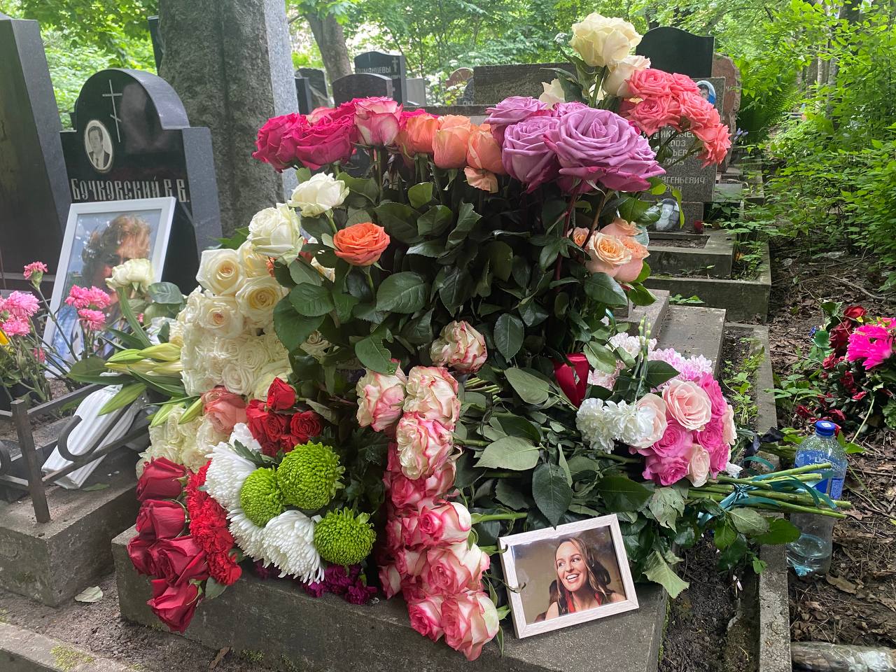 В Петербурге простились с журналисткой Ириной Панкратовой   На похороны Ирины на Новодевичьем кладбище пришли несколько десятков человек — её родные и друзья, коллеги-журналисты и политики.   Она умерла 10 мая от онкологического заболевания, с которым боролась последние полгода. Ирине было 38 лет.    Ирина Панкратова закончила журфак СПбГУ, работала в «Деловом Петербурге» и РБК. С 2019 года она начала писать как специальный корреспондент для The Bell  признаны иноагентом .   Ирина специализировалась на расследованиях. В 2017 году она стала лауреатом премии «Золотое перо» за текст про уличную торговлю в Петербурге. В нём говорилось о том, как бизнесмен Александр Коновалов размещает торговые объекты за взятки.