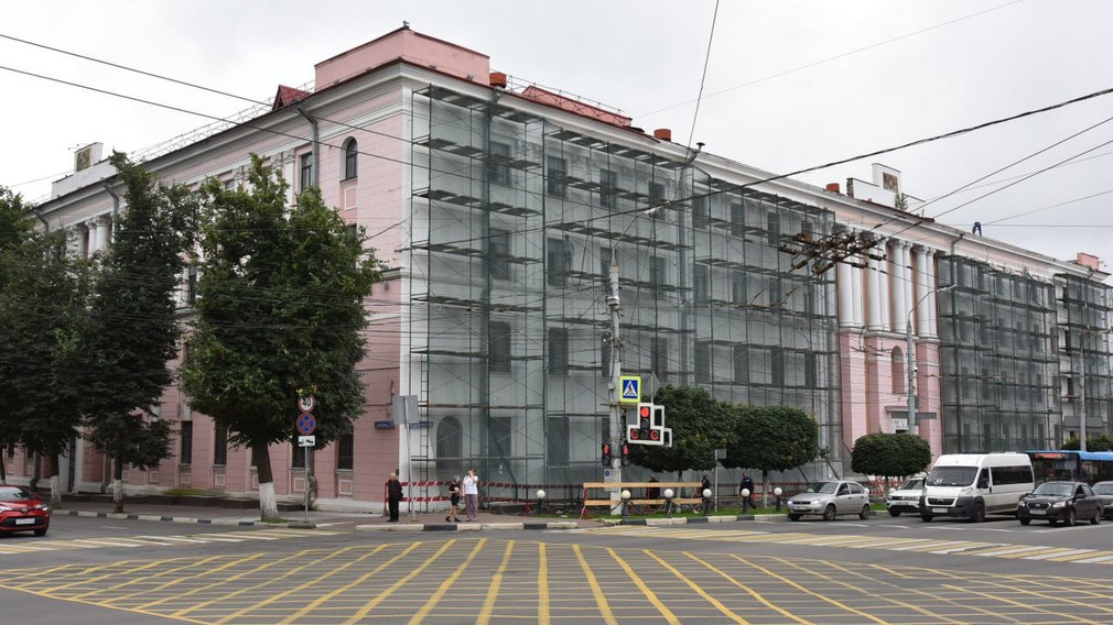 В Брянске продолжаются работы в здании филиала Сеченовского медуниверситета. На объекте работают 150 человек. Начато устройство новой стропильной системы кровли, полностью завезен профлист. Для укрепления стен производится устройство монолитных железобетонных поясов на кровле. В основном учебном корпусе порядка 90 процентов общего объема перекрытий, которые были деревянными, уже сделаны в бетоне. На 50 процентов выполнена звукоизоляция пола и стяжка его под чистовую отделку, в дальнейшем в коридорах и аудиториях будет плитка. Начато устройство металлического каркаса для перегородок. Ведется закладка дверных проемов. Продолжаются работы и в общежитии. Дополнительно в его подвале ведется оборудованиe помещения под прачечную, где будут установлены стиральные машинки. Также дополнительно ведется замена кровли на спортзале. Объект находится на постоянном контроле. Фото: телеграм-канал правительства Брянской области