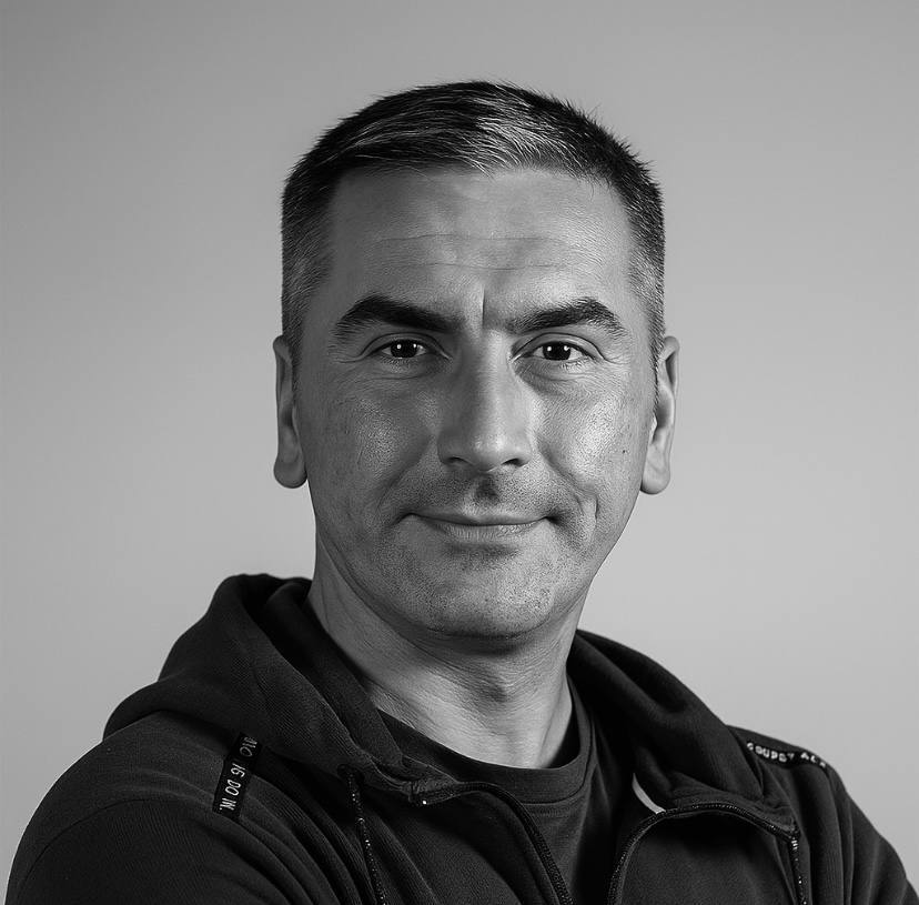 Умер петербургский журналист Виктор Смирнов Как сообщает Ротонда причина смерти несчастный случай Виктору было 45 лет он больше 10 лет работал корреспондентом в издании 47news В 2016 году Виктор получил журналистскую награду Золотое перо за репортаж о 9 летнем школьнике из маленькой деревни Выражаем искренние соболезнования родным и близким Виктора Ротонда Читай нас в MAX Подпишись на Комсомольскую правду СПб