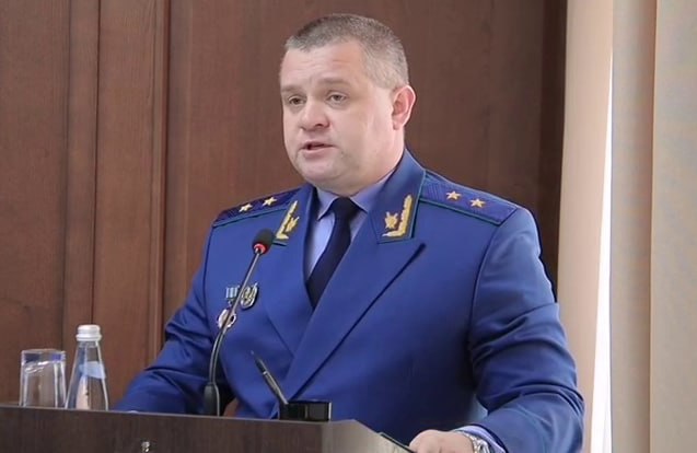 Вечерний Хабаровск С места в карьер Новый прокурор Якутии Сергей Дябкин ознакомился с положением дел в республике и ужаснулся ЖКХ в Якутии не подготовлено к зиме Аварийные дома сносятся несвоевременно Программа капитального ремонта многоквартирных домов выполнена от силы на 35 процентов Социальные выплаты для многодетных семей не выплачиваются месяцами Жилищный вопрос детей сирот в республике не решается подробнее на канале Вечерний Хабаровск