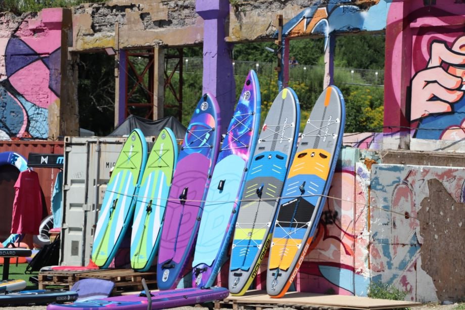 На гребне волны: во Владивостоке с размахом прошёл SUP FEST 2025  Призовой фонд события составил внушительную сумму  С 8 по 10 августа бухта Патрокл во Владивостоке стала центром водного спорта, креатива и семейного отдыха, приняв у себя масштабный фестиваль SUP FEST 2025. В течение трех дней мероприятие посетило более тысячи гостей и жителей дальневосточной столицы, окунувшихся в атмосферу праздника, азарта и незабываемых впечатлений. Всё о SUP FEST 2025 - в материале PRIMPRESS.    ФОТОРЕПОРТАЖ с места событий смотрите на сайте   Если у вас есть новость, пишите нам в чат-бот