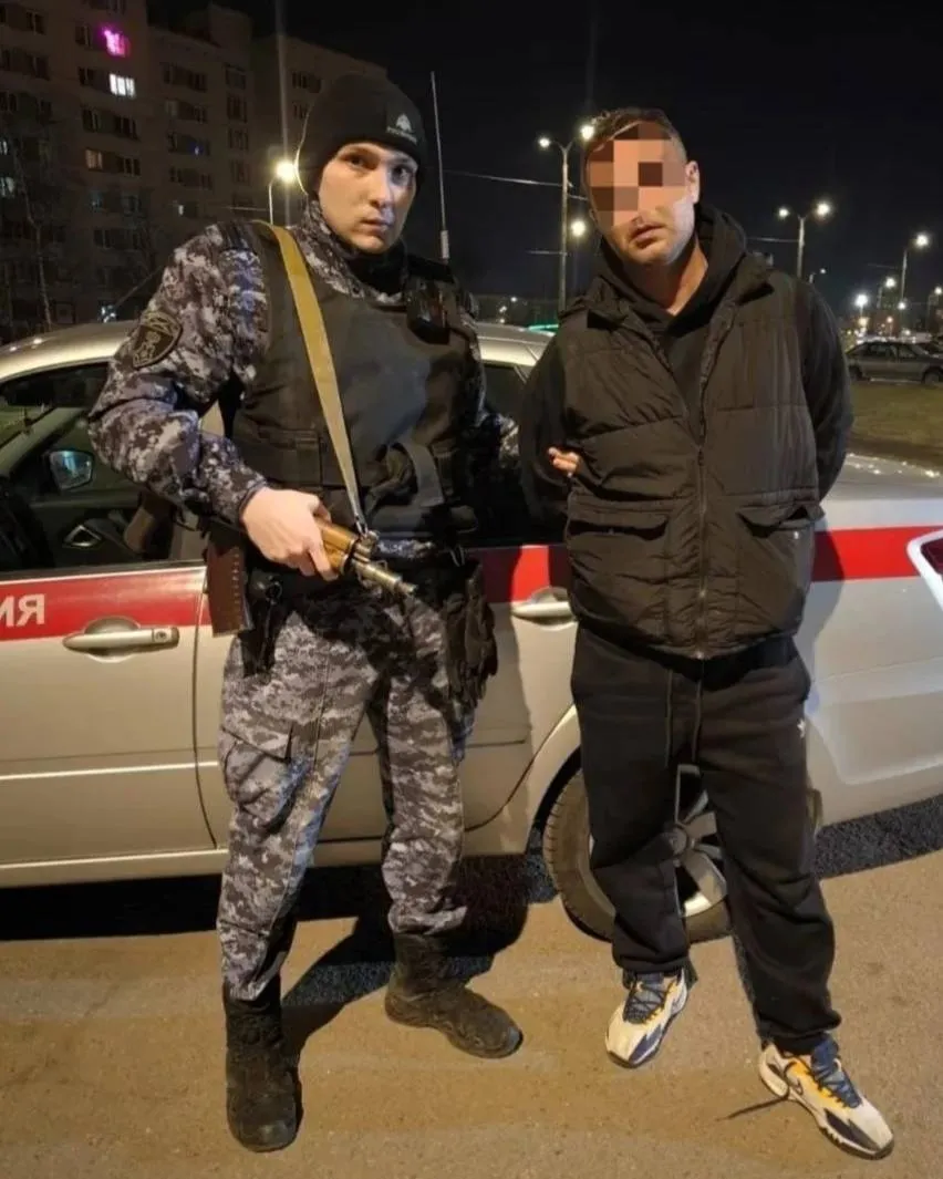 Бойфренд из Африки пытался вломиться в квартиру петербурженки в пасхальную ночь 37 летний уроженец североафриканского государства разбил окно камнем и повредил дверь квартиры бывшей 35 летней сожительницы на улице Брянцева Женщина вызвала полицию а прибывшие росгвардейцы оперативно задержали агрессора По словам мужчины на поступок его толкнула ревность GradSPb в MAX подпишись