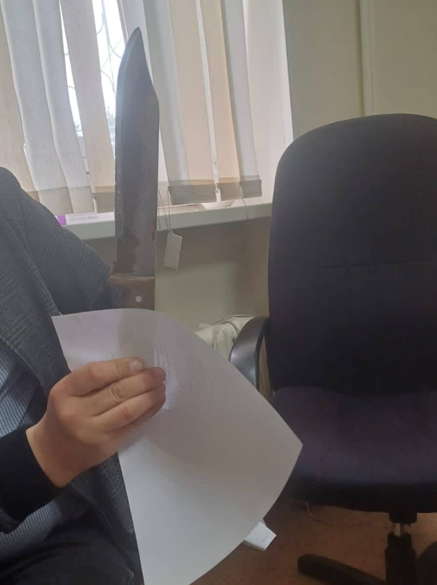 «Казалось, что за мной гонятся вооруженные люди»: на принудительное лечение направлен уроженец Хакасии за попытку убить работника птицефабрики в Емельяновском районе В апреле 2025 г. в цех инкубации ОАО «Птицефабрика Заря» в Емельяновском районе проник вооруженный ножом 25-летний мужчина. Он пребывал в состоянии «белой горячки» и не контролировал свои действия. Нападавшему казалось, что его преследуют вооруженные люди, из-за чего он набросился на 39-летнего инженера птицефабрики. Последний поранил предплечье, однако смог оказать активное сопротивление и защитить свою жизнь. Экспертиза показала, что хроническое психическое заболевание у мужчины возникло из-за алкогольной зависимости и осознавать опасность своих действий он не мог. С учетом заключения психиатров и позиции гособвинителя мужчине назначено принудительное лечение в психиатрическом стационаре общего типа. Он признан совершившим покушение на убийство ч. 3 ст. 30, ч. 1 ст. 105 УК РФ . Сайт Тelegram ВК