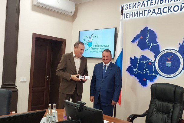 Последним подал, а уже первый в списке. Дрозденко официально кандидат в губернаторы Ленобласти  Во вторник Избирательная комиссия Ленобласти приняла решение о регистрации Александра Дрозденко в качестве кандидата на должность губернатора. Как отмечается в сообщении пресс-службы ведомства, была проверена достоверность подписей депутатов представительных органов муниципальных образований, собранных в поддержку его выдвижения.  Председатель Леноблизбиркома Михаил Лебединский вручил главе региона удостоверение о регистрации в качестве кандидата в главы региона.  Таким образом, Александр Дрозденко стал пятым зарегистрированным кандидатом в губернаторы. Также добавим, что в избирательном бюллетени он будет первым в списке, согласно алфавиту.    Избирком Ленобласти