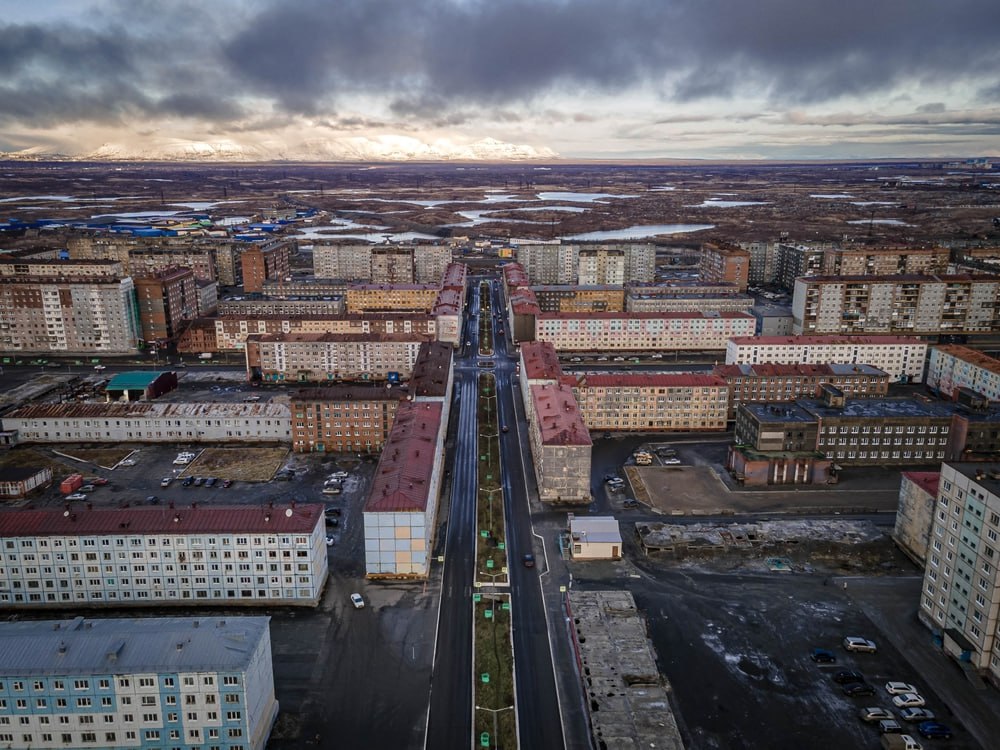 Названы самые грязные города России Данные на основе наблюдений Росгидромета и Роспотребнадзора предоставили специалисты Главной геофизической обсерватории им А И Воейкова в своём ежегодном отчёте Состояние загрязнения атмосферы в городах на территориях России за 2024 год В топ самых загрязнённых городов вошли Норильск Чита Новокузнецк Красноярск Магнитогорск И другие крупные промышленные центры где уровень комплексного загрязнения воздуха оценивается как очень высокий или высокий Напомним город попадает в список грязных если ПДК превышена по одному или нескольким ключевым загрязнителям диоксиду серы бензапирену взвешенным частицам пыли PM2 5 PM10 и сероводороду Всего в исследовании участвовало 253 города с населением более 100 тысяч человек Мониторинг проводили по всей стране от мегаполисов до арктических зон Главные выводы Основными источниками загрязнения традиционно оказались промышленные выбросы угольное отопление и транспорт В 203 городах где живёт 73 7 млн человек среднегодовые концентрации хотя бы одного вредного вещества превышали предельно допустимую норму ПДК В 116 из 241 города зафиксировано высокое 78 городов или очень высокое 38 городов комплексное загрязнение воздуха Фото shutterstock Ресайкл   Подписаться