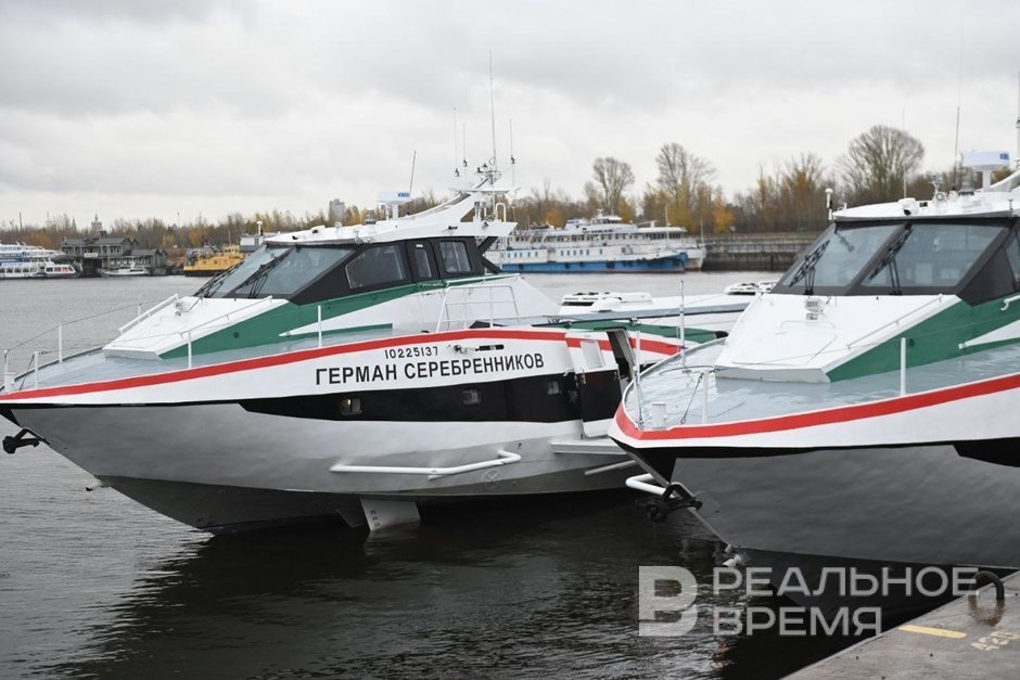 От Болгара до Самары куда поплывут новые Метеоры на подводных крыльях В Казани спустили на воду Метеор 2020 речной пассажирский теплоход на подводных крыльях нового поколения под названием Герман Серебренников Его построили на Зеленодольском заводе имени Горького и отправили в первый рейс из Казани в Свияжск Это уже четвертое судно такого класса пополнившее флот республики за последние несколько лет Гендиректор АО Флот РТ Роман Лизалин рассказал о том во сколько обошлось его строительство как изменится пассажирский сервис и какие маршруты планируется освоить в ближайшем будущем Подробнее в материале Реального времени Подпишитесь на Реальное время в МАХ Telegram Дзен