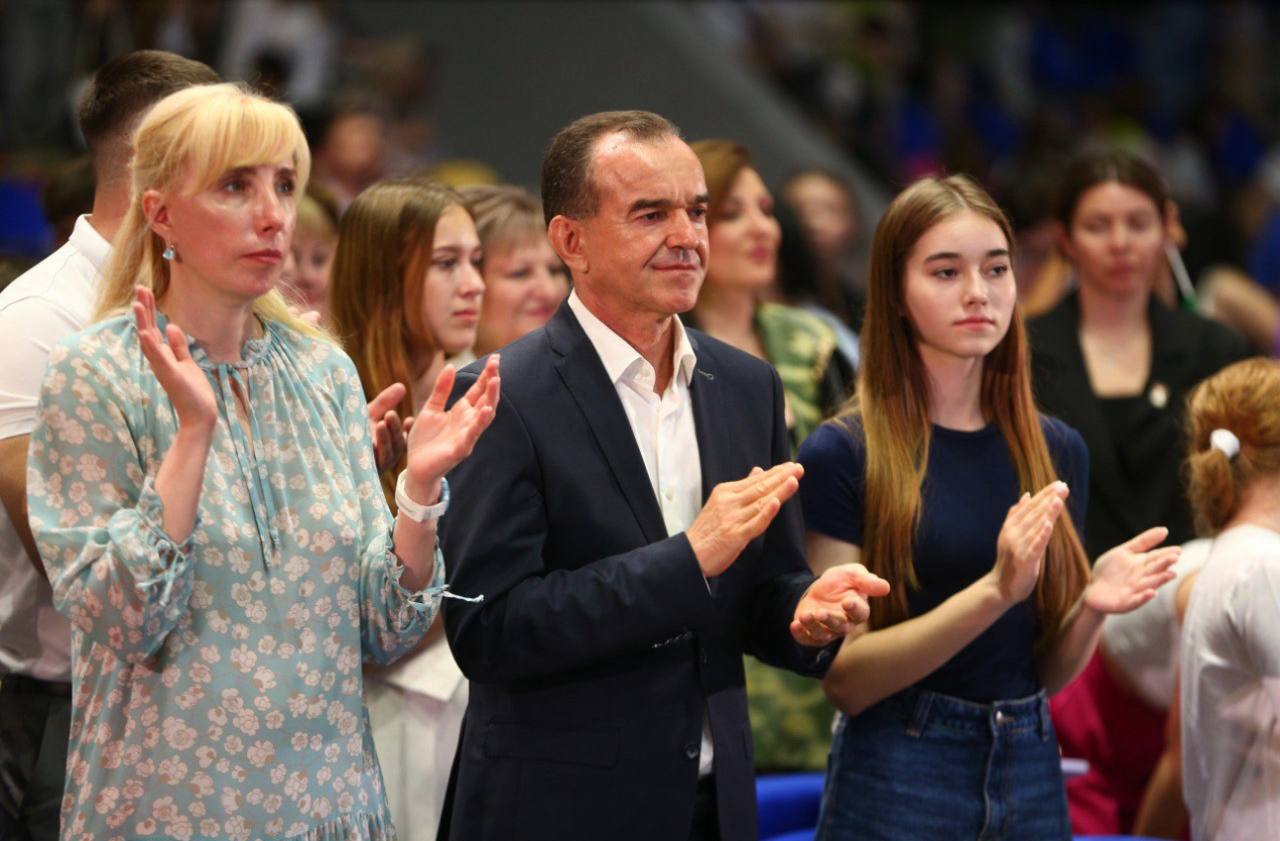 Вениамин Кондратьев наградил победителей краевого конкурса «Стань первым во славу Кубани!» Торжественное мероприятие провели в краснодарском Дворце спорта «Олимп». – Поздравляю с самым радостным для вас событием – каникулами, которые по традиции начинаются с праздника детства. Для нас, взрослых, очень важно сделать все, чтобы ваше детство было счастливым, чтобы у вас все получилось, и вы были успешными. Чтобы вами гордился ваш район, Краснодарский край и даже страна. Среди вас, еще совсем молодых людей, сидят будущие великие ученые, художники, музыканты, врачи, учителя, выдающиеся работники различных отраслей экономики. Вы еще не знаете, кем станете в жизни, но я не сомневаюсь, что будете очень хорошими людьми. Потому что вы одаренные и талантливые, яркие, неугомонные и целеустремленные. С характером своих прадедушек и прабабушек, великого народа-победителя. Вы подниметесь так высоко, где мы ни были, потому что вы более талантливые и одаренные, чем сегодняшние взрослые. Хотим пожелать вам это. Никогда не сдавайтесь и идите к этой высоте, верьте, что она ваша. И мы будем вами гордиться, – сказал губернатор Вениамин Кондратьев. Глава региона вручил почетные дипломы и подарки 25 финалистам ежегодного конкурса «Стань первым во славу Кубани!» в девяти номинациях. Среди них – «Достигая невозможного», «Созвездие талантов», «Ведущие за собой», «Отвага и честь», «Умники и умницы», «Олимпийские надежды», «Эстафета добрых дел», «Я помню, я горжусь», «Юнкор». Награды получили дети, достигшие наибольших успехов в учебе, научной деятельности, олимпиадах и творческих конкурсах, в спорте, военно-патриотическом движении, а также ведущие активную общественную и волонтерскую деятельность. Всех участников праздника поздравили лучшие детские творческие коллективы региона. Пресс-служба администрации Краснодарского края
