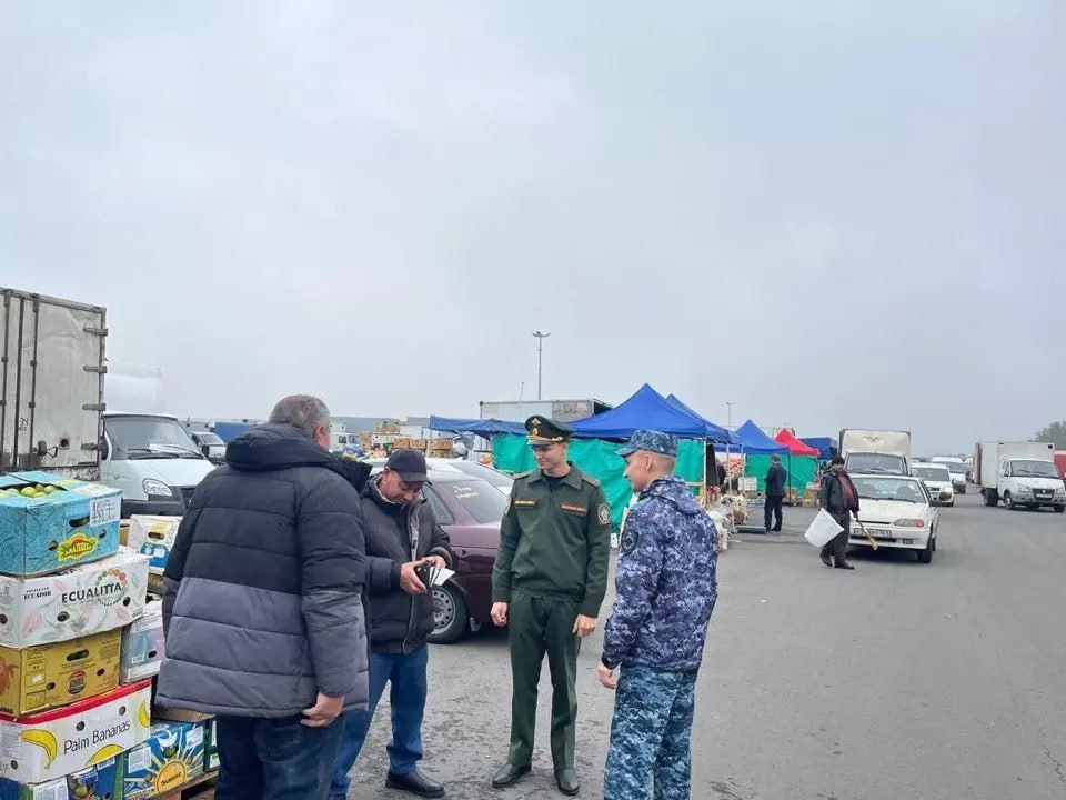 На ярмарке в Аксайском районе полицейские выловили сразу нескольких нелегальных мигрантов.   Шесть человек по итогам рейда будут депортированы, так как нарушили режим пребывания в России. Ещё двое работали у нас в стране незаконно. Не обошлось и без натурализованных граждан, которые не хотели вставать на воинский учёт: таких на ярмарке нашлось пятеро, и всем прямо на месте оформили повестки.   Кроме того, полицейские выписали протоколы и организаторам ярмарки, которые незаконно предоставляли нелегалам места для ночлега там, где они работали.         RostovGazeta