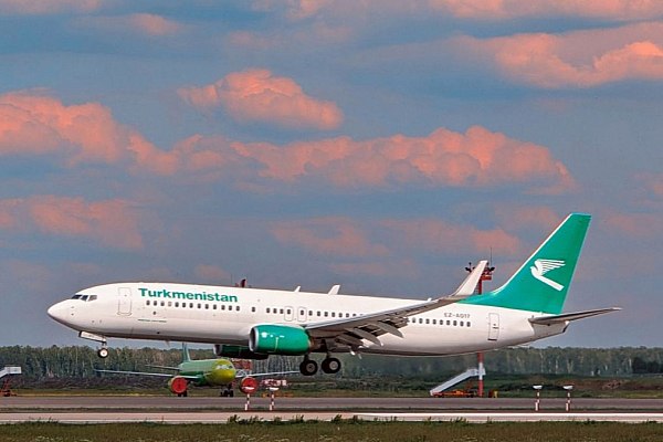 Turkmenistan Airlines приостановит выполнение рейсов между Москвой и Ашхабадом с 1 июня  Авиакомпания Turkmenistan Airlines приостановит выполнение рейсов по направлению Москва – Ашхабад – Москва с 1 июня 2025 года. Об этом сообщает Агентство городских новостей «Москва» со ссылкой на данные компании.  «Приостановлено выполнение рейсов по направлению полетов Москва – Ашхабад – Москва с 1 июня 2025 года. Взамен отмененных рейсов по направлению Ашхабад – Москва – Ашхабад введены дополнительные рейсы Ашхабад – Казань – Ашхабад», – говорится в сообщении.  Как отмечается, пассажиры, имеющие авиабилеты по направлению Ашхабад – Москва – Ашхабад, будут автоматически пересажены на рейсы по направлению Ашхабад – Казань по следующему графику: T5701 – на рейс T5733, T5715 – на рейс T5735.  aviaru.net/n284045