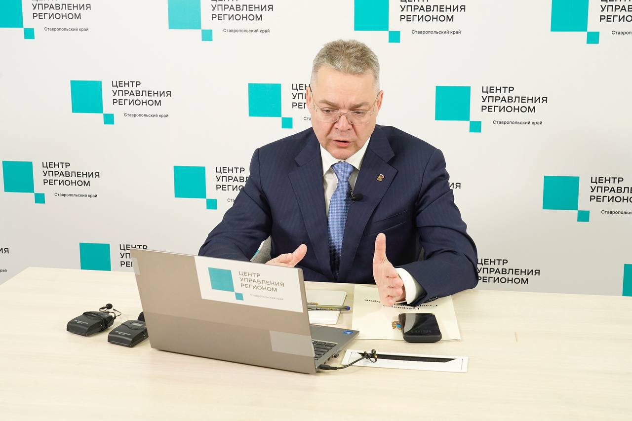 Итоги прямой линии губернатора Ставропольского края На территории Ставропольского края уже открыто более 100 агроклассов планируется открыть еще 22 Будет проработан вопрос о создании дороги между селами Крымгиреевским и Круглолесским Это повысит транспортную доступность и улучшит связь между населенными пунктами Качественное водоснабжение остается одной из ключевых задач и приоритетом на ближайшие годы Благодаря оперативной работе сварщиков и слесарей недавняя авария вызванная незаконной врезкой в магистраль и оставившая жителей КМВ без воды была быстро устранена В Кисловодске предусмотрены масштабные мероприятия по улучшению отопления Запланировано строительство дополнительной котельной и ремонт труб Это обеспечит более комфортные условия в отопительные сезоны 2026 2027 годов Новый терминал аэропорта Ставрополя планируется открыть в 2027 году сообщил Владимир Владимиров во время прямой линии на базе ЦУР СК Губернатор поручил проработать вопросы по установке новых остановочных павильонов в Невинномысске и разобраться с работой междугородних маршрутов Лермонтов Железноводск и Пятигорск Лермонтов В Ставрополе начнут реконструкцию электроснабжения 204 го квартала На решение проблем с электроснабжением в крае в 2026 году будет выделено более 200 миллионов рублей Программа Дорога к ветерану будет продолжена chp26rus