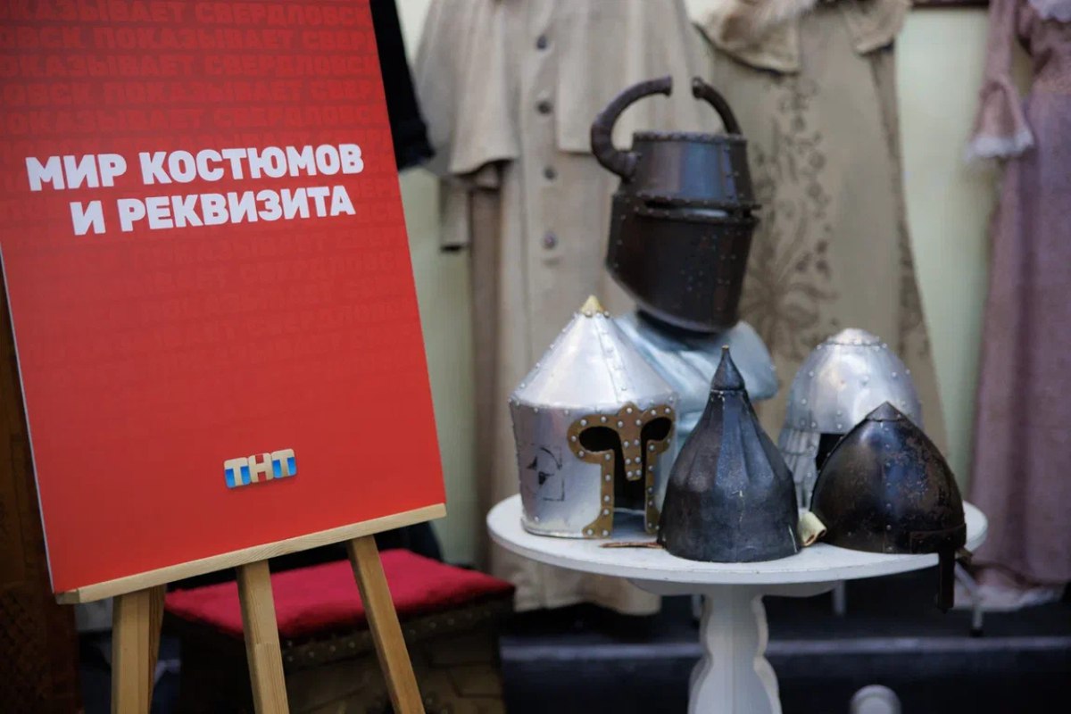 В честь 80-летия Победы в Великой Отечественной войне телеканал ТНТ подготовил для екатеринбуржцев бесплатную уникальную экскурсию «Показывает Свердловск. Уральское кино о Великой Победе». Участники подробно узнали о вкладе уральских кинематографистов в создание фильмов о войне и послевоенном времени. Экскурсия началась с зала для просмотра фильмов, где участникам рассказали историю создания Свердловской киностудии во время Великой Отечественной войны и показали архивные кадры фильмов, которые снимали на Урале. После этого организаторы продемонстрировали киноаппаратную, где раньше киномеханики запускали фильмы для просмотра. Уральцы узнали о том, как раньше включали пленочные фильмы и какое оборудование для этого использовалось. А еще каждому участнику экскурсии вручили памятный подарок. Фото: ТНТ «Уральский меридиан»