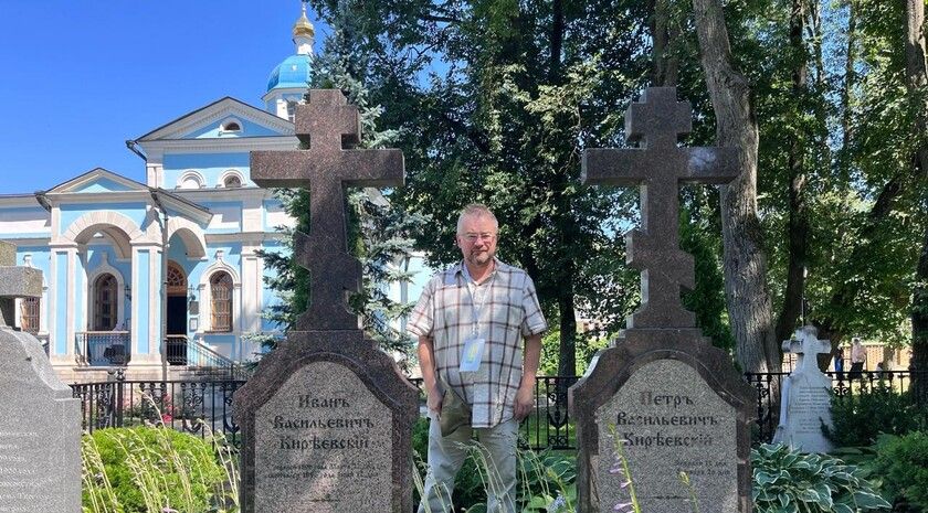 Ученые и поэт из ЛНР представили Республику на Днях Достоевского в Оптиной пустыни Доктор философских наук Виталий Даренский, кандидат философских наук Нина Ищенко и поэт, член Союза писателей России Елена Заславская представили Луганскую Народную Республику на Днях Достоевского в Оптиной пустыни Калужская область . Об этом ЛИЦ сообщила Ищенко. Духовно-просветительский проект «Дни Достоевского в Оптиной пустыне» начал свою работу 10 июля в сакральном для России месте. На протяжении четырех дней паломники, ученые, артисты со всего мира съехались в Козельск, чтобы прикоснуться к духовным истокам, вдохновлявшим старцев, подвижников и великих русских писателей — Льва Толстого, Николая Гоголя, Федора Достоевского. Открылись Дни Достоевского научной конференцией «Пути России», которую благословил наместник Опти... Подробнее>>>