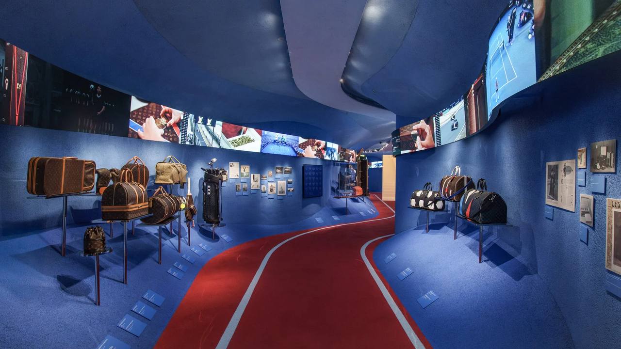 В центре Шанхая, на площади HKRI Taikoo Hu, открылся магазин Louis Vuitton в виде круизного лайнера «The Louis». Внутри — выставка, посвященная культуре и истории бренда, на верхней палубе — кафе. Корабль — потому что Шанхай портовый город, не без отсылки к корням LV с изготовлением чемоданов для трансокеанских путешествий. Для свободного посещения магазин откроется завтра.