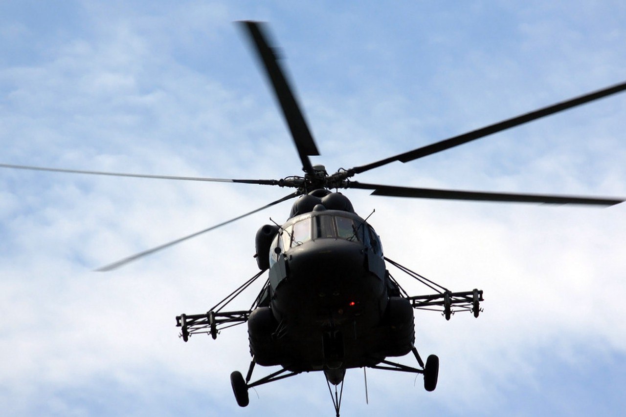 За поджог военного вертолета два школьника отправились в тюрьму В 2024 году подростки пробрались на аэродром Омск Северный и подожгли Ми 8 Как выяснилось действовали они по заданию куратора детям обещали по 20 тысяч Конечно же денег они не получили Сегодня суд приговорил юношей к семи и семи с половиной годам тюрьмы также они должны выплатить 668 млн рублей ущерба   Подпишитесь на Абзац TG VK Дзен MAX Rutube