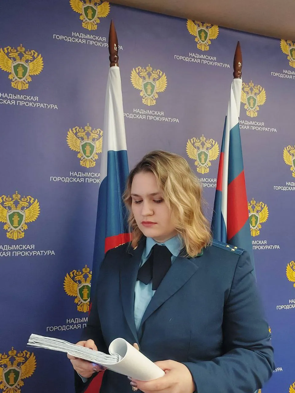По иску Надымского городского прокурора в пользу ребенка взыскана компенсация морального вреда причиненного в результате ДТП   Установлено что в сентябре 2025 г житель Надыма допустил наезд на мальчика в результате чего причинен тяжкий вред его здоровью   Подробности на сайте ведомства