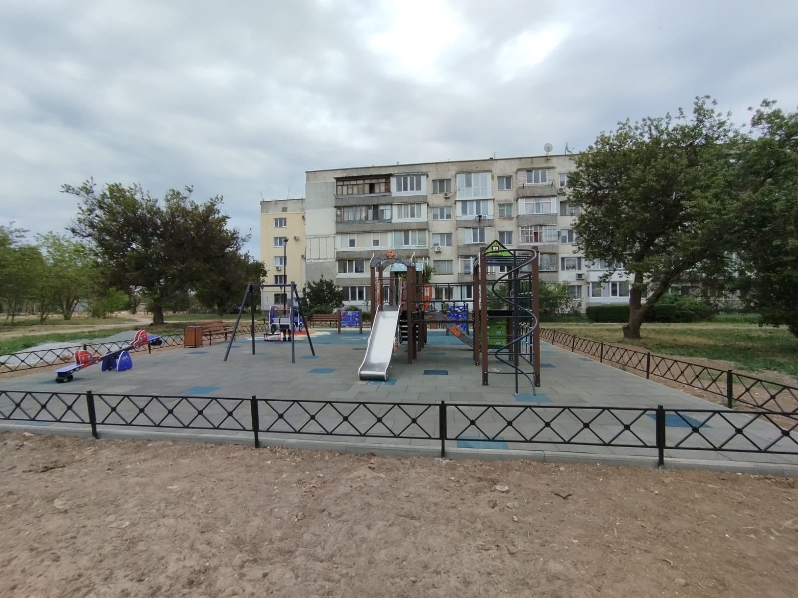 В Евпатории завершены работы по благоустройству трех детских площадок: - пгт. Мирный, в районе пр. Мира; - пгт. Новоозерное, в районе парка Приморский; - пгт. Заозерное, в районе ул. Садовой.  Работы проводились в рамках федерального проекта «Формирование комфортной городской среды» нацпроекта «Инфраструктура для жизни».  Для детей установлены развивающие панели, новые песочницы, качели, игровые комплексы, другие элементы, которые будут обеспечивать ребятам полезное и занимательное времяпрепровождение.  Кроме того, рядом с площадками оборудованы велосипедные парковки, пешеходные металлические ограждения. Также смонтировано уличное освещение.  Финансирование данных работ осуществлялось в рамках Соглашения между Правительством г. Москвы и Советом министров Республики Крым.  образования ГО Евпатория реализуются проекты благоустройства 11 дворовых и двух общественных территорий: - Благоустройство сквера «Примирения и согласия», расположенного по улице Интернациональной. - Благоустройство сквера памяти погибшим в результате взрыва жилого дома по ул. Некрасова 67.  Именно эту территорию выбрали жители Евпатории в ходе Всероссийского онлайн-голосования по выбору территорий для благоустройства в 2024 году.  [МинЖКХ Крыма]  ___   Евпатория ЧП   Предложить пост