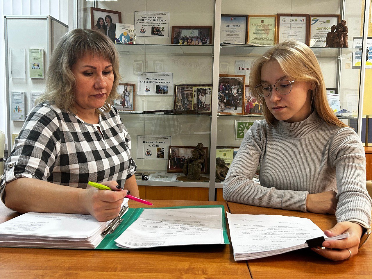 На работу в центр помощи детям Флагман приходят молодые специалисты В этом году штат учреждения пополнился молодыми кадрами благодаря реализации программы Стратегия 2 0 Губернатора Вологодской области Георгия Филимонова Ксения Покровская начала работать в отделении содействия семейному устройству детей в качестве специалиста по социальной работе Ранее девушка проходила здесь практику Ее выбор профессии не был случайным это семейная династия В задачи Ксении Евгеньевны входит работа с кандидатами в замещающие родители оформление временного пребывания детей в семьях и их передача в новые семьи Мне сразу понравилась атмосфера в центре а коллектив оказался дружным и отзывчивым Я поняла что хочу здесь работать и помогать детям обрести семьи Конечно мне еще многое предстоит узнать но рядом всегда есть опытные наставники к которым я могу обратиться за советом Я не жалею что выбрала сферу социальной защиты ведь помощь нуждающимся всегда была для меня важна делится Ксения Добавлю что для начинающих специалистов в возрасте до 35 лет делающих первые шаги в сфере социальной защиты предусмотрена стимулирующая мера поддержки ежемесячная надбавка к заработной плате в течение первых трех лет работы в рамках проекта Молодой специалист Во35 Новости35 соцзащита Александр Ершов Александр Ершов