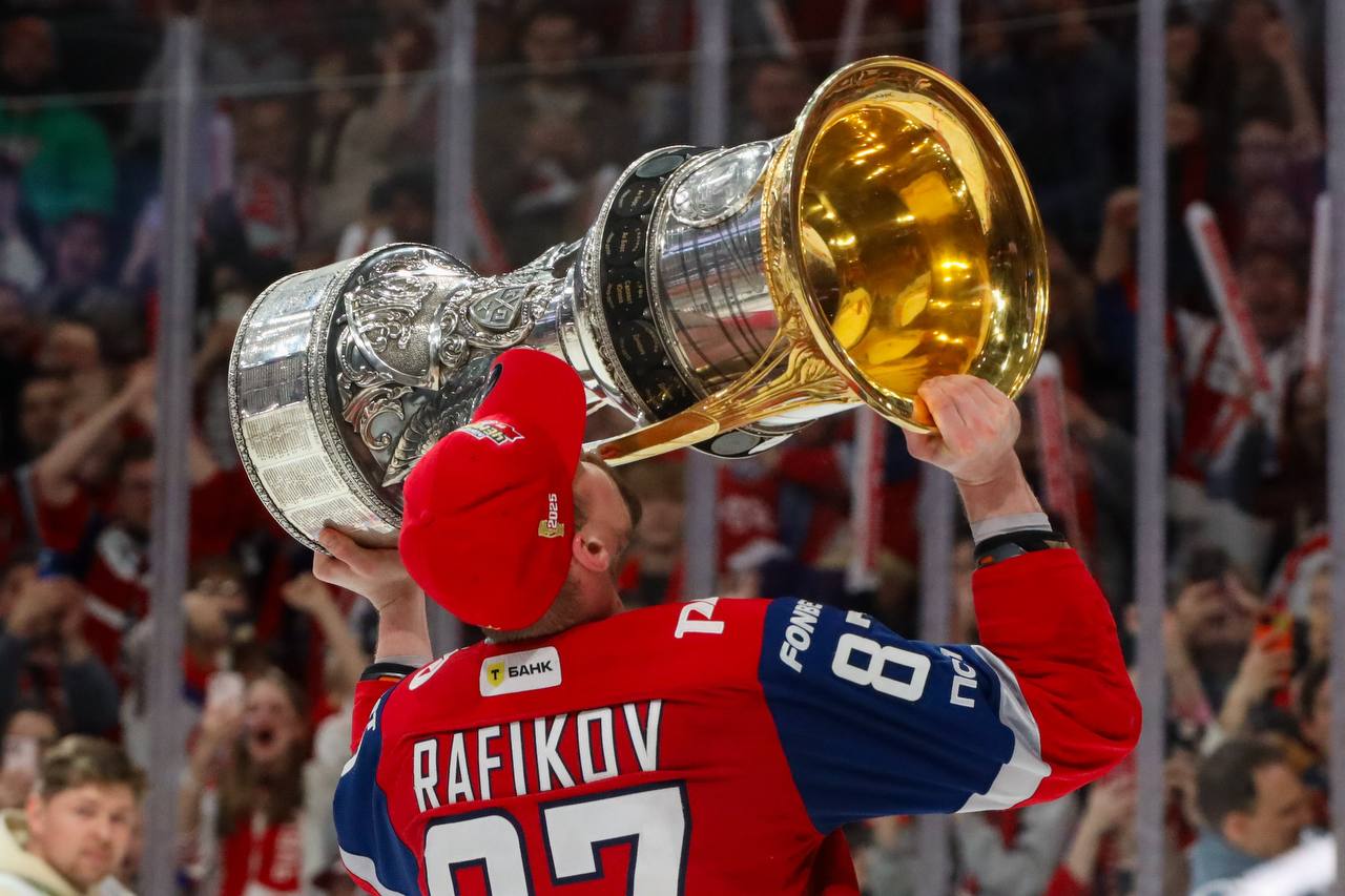 Саратовский чемпион привезет Кубок Гагарина домой Саратов примет Кубок Гагарина: 21 июля главный трофей Континентальной хоккейной лиги привезет в ледовый дворец "Кристалл" воспитанник саратовской школы, чемпион КХЛ в составе ярославского "Локомотива" Рушан Рафиков. С 17:00 у саратовцев будет возможность не только увидеть заветный Кубок, но и получить автограф хоккеиста. Прислать новость
