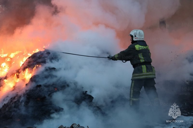 Более 120 пожаров потушили огнеборцы в Забайкалье за праздничные выходные За четыре выходных дня огнеборцами в Забайкалье было потушено 128 пожаров. Наиболее часто горела сухая трава. С 1 по 4 мая в крае произошло 50 пожаров сухой травы площадью более 3,7 тысячи га. Ещё в 50 случаях горел мусор за выходные. Наиболее крупный пожар сухой травы произошёл 2 мая возле села Шоноктуй Борзинского района. Огнём было охвачено более 1,3 тысячи га. В тушении участвовали сотрудники пожарно-спасательных частей №14 и №13, КГСАУ, пожарной части села Цаган-Олуй, специализированной пожарно-спасательной части МЧС России Хабаровска, администрации города Борзя и добровольные пожарные. Всего с огнём боролись 81 человек и с использованием 20 единиц техники. За минувшие выходные также произошло несколько крупных пожаров. Так, в шести случаях горели надворные постройки, в трёх — жилые дома и дважды — бани. Во время одного из пожаров пострадали пять гаражей. Также в двух случаях пожарные тушили нежилые дома и одно неэксплуатируемое здание. Дважды горел уголь, один раз — торф, а также забор, мусорные контейнеры и утеплитель. Всего с начала года в крае произошло 2365 пожаров. В огне погибли 39 человек, ещё 16 пострадали. Спасены пожарными 11 забайкальцев. Фото: ChitaMedia Забайкальский край