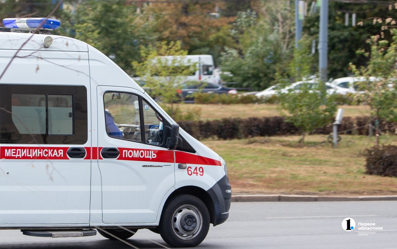 Смертельная авария под Челябинском Сегодня утром на 8 км трассы Западный обход Челябинска 62-летний водитель автомобиля Mazda Demio, двигаясь на высокой скорости, врезался в попутный Ford Transit. После автомобиль Mazda выехал на полосу встречного движения, где столкнулся с Volkswagen Polo. В результате пассажирка Volkswagen Polo — женщина на вид около 70 лет — погибла на месте ДТП. 69-летний водитель и пассажирка этого же авто, а также 58-летний пассажир Mazda госпитализированы. / Прислать новость