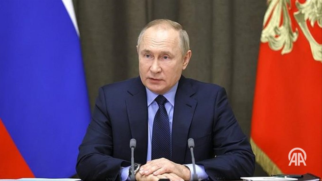 Отношения между Россией и Кыргызстаном успешно развиваются в духе стратегического партнерства и союзничества. Об этом заявил президент РФ Владимир Путин в приветствии участникам 7-го российско-кыргызского бизнес-форума.  «Отношения между Россией и Киргизией успешно развиваются в духе стратегического партнёрства и союзничества. Их важнейшей составляющей неизменно остаётся экономическое сотрудничество.Высокими темпами растёт двусторонний торговый оборот. Наша страна занимает лидирующие позиции среди государств, инвестирующих в киргизскую экономику. Это стало возможным во многом благодаря активной деятельности Российско-кыргызского фонда развития – традиционного организатора вашего форума», - говорится в послании.  Подробнее на нашем сайте:      24/7 в сутки с Агентством «Анадолу»