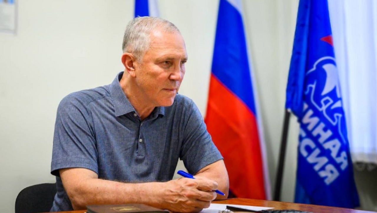 Владимир Сальдо: Херсон будет центром устойчивого развития и инноваций на юге России На освобожденной части Херсонской области налаживается мирная жизнь. В регион возвращаются люди, здесь строят дороги и восстанавливают предприятия. «Через пять лет Херсонская область будет процветающим, развитым регионом, с высокоразвитыми промышленными и аграрными секторами, комфортной социальной и городской средой. Мы будем иметь собственные передовые предприятия, процветающий агробизнес и высококвалифицированные кадры», — сказал губернатор Владимир Сальдо. О том, какие изменения происходят в области и о планах на будущее Новое.Медиа рассказал губернатор Владимир Сальдо. Новое.Медиа в Херсонщине