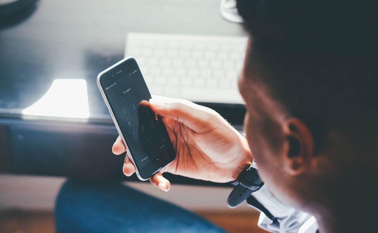 Педагог из Петропавловска обменивался с юной девушкой интимными фото Снимки подростка он также отправлял приятелю Петропавловск Камчатский городской суд за разврат и распространение порнографических материалов с несовершеннолетними отправил сотрудника музыкальной школы в колонию строго режима на 10 лет Подробности по ссылке kamtime ru article c106e507 1c2e 471f 9f21 2f63d49ab06f