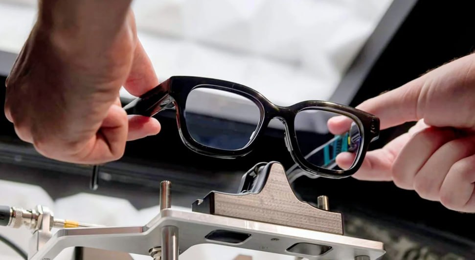 Google и Magic Leap продлили партнёрство на 3 года и представили прототип очков с HUD на конференции в Саудовской Аравии Устройство не новый Magic Leap 3 а референс дизайн для производителей в нём сочетаются microLED дисплей от Raxium дочерняя компания Google и волноводы Magic Leap обеспечивающие высокую чёткость и естественное восприятие изображения Цель партнёрства дать другим компаниям готовую основу для создания AR очков с проекцией конкурирующих с Meta Ray Ban Google предоставляет ПО включая Gemini и Maps Magic Leap оптические технологии По данным южнокорейских СМИ Samsung может представить такие очки уже в 2026 году Пока ни один бренд официально не подтвердил выпуск но Google явно готовится к выходу на рынок умных очков с продвинутым ИИ Gemini навигацией Google Maps и AR функциями Meta запрещенная организация на территории РФ VR Union