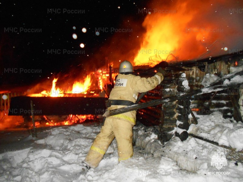 Пожарные ликвидировали возгорание в с. Охотское   27 января в 00:25 диспетчеру Корсаковского пожарно-спасательного гарнизона поступило сообщение о возгорании хозпостройки на улице Центральная, 9. Первый пожарный расчет прибыл через 2 минуты. К моменту прибытия огнеборцев, строение горело открытым пламенем на площади 40 квадратных метров.    Возгорание было локализовано в 01:17, а в 01:40 полностью ликвидировано на площади 42 квадратных метра. В тушении участвовали 5 сотрудников и 1 единица техники ГУ МЧС России по Сахалинской области, 5 человек и 2 единицы техники пожарно-спасательной службы Сахалинской области.  Погибших и пострадавших нет. Причины возгорания устанавливаются.