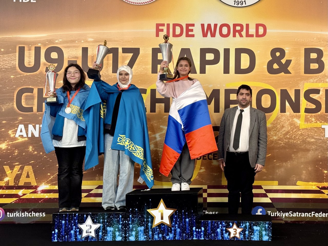 Нижегородка Кристина Завиваева победитель Первенства мира по быстрым шахматам и серебряный призер Первенства мира по блицу В турнире приняли участие более 300 спортсменов из 33 стран в том числе 61 шахматист из России Среди девочек до 13 лет Кристина набрала 6 5 очков из 9 возможных Наша юная звезда занимается в Спортивной школе 9 под руководством тренера преподавателя Антона Яценко Кристина одна из шести дочерей в шахматной семье На пути к победе она вдохновлялась достижениями старших сестер Эмилии трехкратной победительницы первенств Европы и призера первенства мира и Эвелины пятикратной победительницы первенств Европы Подписывайтесь на нас в MAX