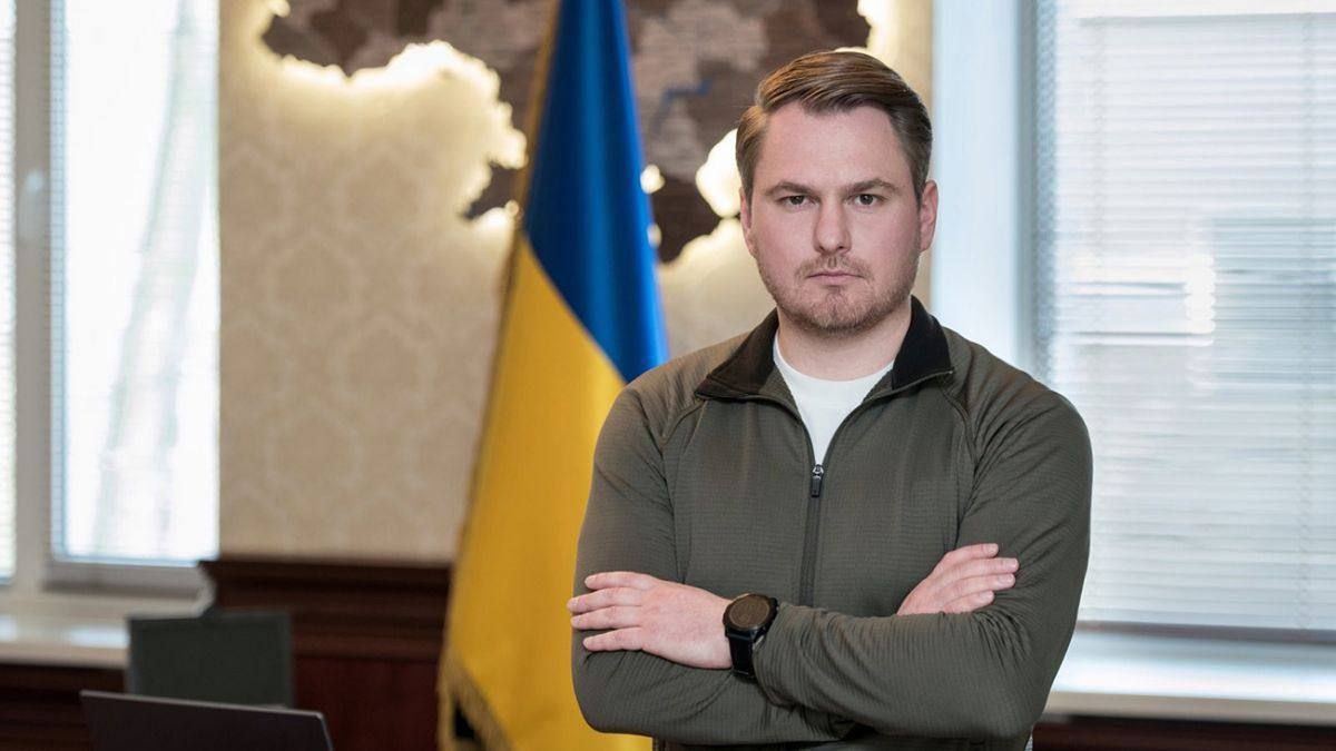 Верховная рада назначила нового генпрокурора Украины. Его кандидатуру внёс Зеленский. Чем известен Руслан Кравченко: руководил киевской ОВА и возглавлял налоговую службу; будучи главой налоговой, заявлял о многомиллионных заработках украинок на OnlyFans; был прокурором по делу, где Януковича признали виновным в госизмене и пособничестве в ведении войны. Кравченко требовал для бывшего президента 15 лет тюрьмы; в 2018 году предложил выкрасть Януковича с территории России с помощью спецназа; заочно арестован в РФ по делу о привлечении заведомо невиновного к уголовной ответственности. Он пытался начать дела против российских военных и чиновников, включая Шойгу; в 2023 году, когда претендовал на пост главы НАБУ, провалил обязательный тест на добросовестность; Тогда выяснилось, что он приватизировал служебную квартиру в Киеве в 2019 году, а через пять дней продал её за 816 тыс. гривен около 1,5 млн рублей , вложив деньги в новострой; Кравченко уверял, что схема законная, ведь на тот момент у него не было другого жилья. НАШИ РЕСУРСЫ: Telegram Tik-tok YouTube RUTUBE