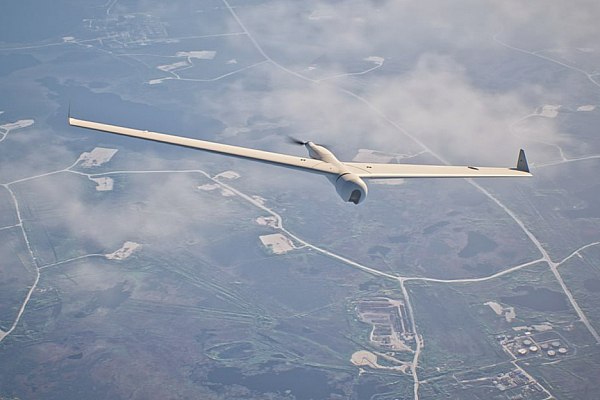 ZALA беспилотная авиасистема Т 20 может преодолевать до 500 км за один полет Время полета беспилотной авиасистемы Т 20 применяемой для мониторинга объектов энергетики и нефтегазовой отрасли увеличено до семи часов и позволяет преодолевать до 500 км за один полет Об этом сообщает ТАСС со ссылкой на материалы компании разработчика ZALA к Международной авиационно космической выставке Dubai Airshow 2025 На выставке представлен обновленный БАС ZALA Т 20 ставший востребованным инструментом для отраслей где требуется точный и непрерывный мониторинг протяженных объектов Благодаря модернизации конструкции фюзеляжа и аккумуляторам последнего поколения время полета БАС увеличено до семи часов что позволяет преодолевать до 500 километров за один полет говорится в тексте aviaru net n289809