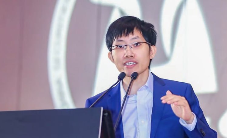 Основатель DeepSeek вошёл в топ 10 людей изменивших науку в 2025 году по версии Nature Nature включил Ляна Вэньфэна создателя DeepSeek в список ключевых фигур года 40 летний предприниматель избегает публичности состояние он сделал на хедж фонде High Flyer который ещё с 2015 года торговал с помощью ИИ алгоритмов В 2023 м он запускает DeepSeek и модель становится символом смены репутации Китая от подражателей к собственным инновациям Nature пишет прямо DeepSeek показал что страна может создавать передовые технологии а не копировать их В тот же список вошли и другие яркие фигуры науки 2025 года Кей Джей Малдун 1 5 годовалый пациент переживший гипер персонализированную генную терапию Лучано Морейра энтомолог десятилетиями изучающий денге Ачал Агравал исследователь данных разоблачающий научный плагиат