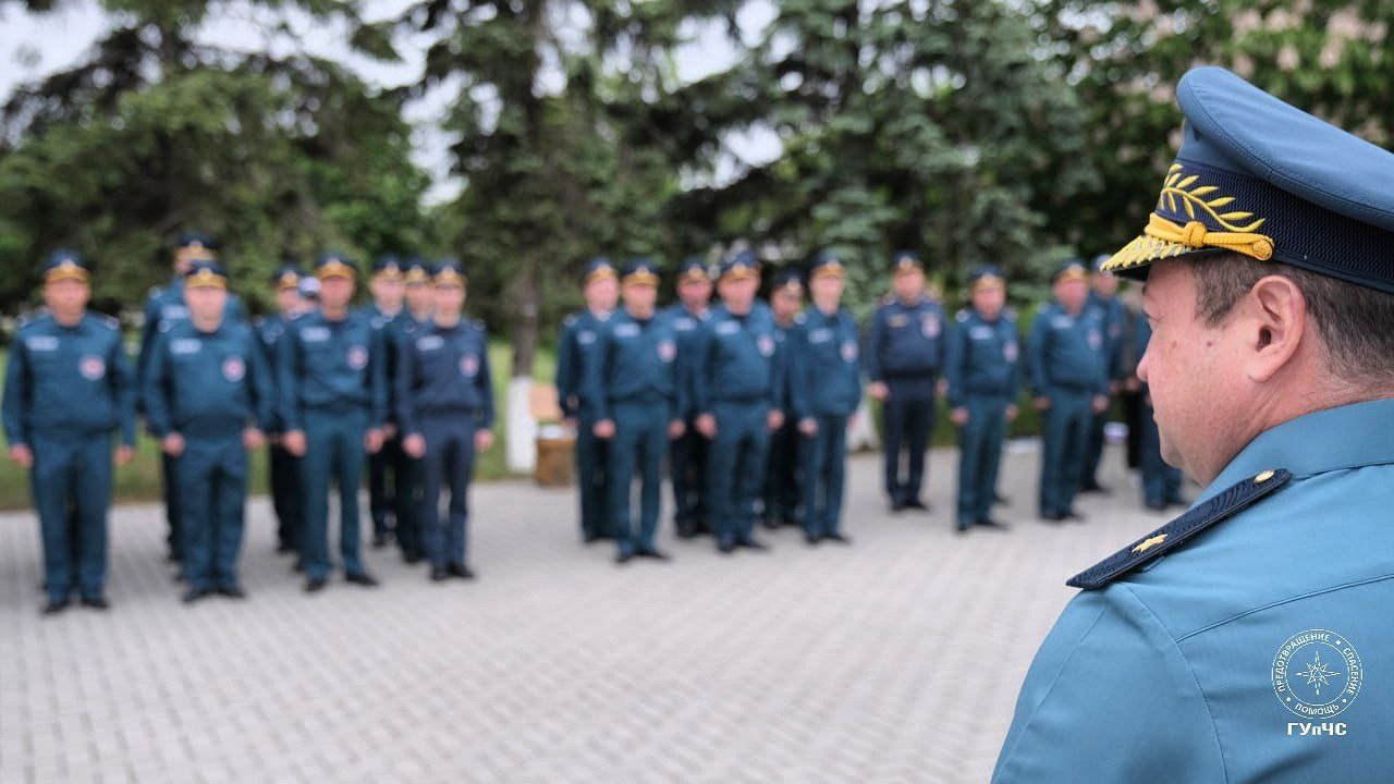 Перед купальным сезоном — серьёзная подготовка Сегодня в Приднестровье стартовали курсы повышения квалификации для сотрудников ГУпЧС, которые будут следить за безопасностью отдыхающих этим летом. За четыре дня — лекции, практика, первая медпомощь и, конечно, зачёты. Всё по-настоящему. Каждое движение на воде должно быть уверенным, а каждое спасательное решение — мгновенным. Именно этому учатся сейчас те, кто летом будет рядом с вами на пляжах. Безопасный отдых начинается с профессиональной подготовки. Пресс-служба ГУпЧС МВД ПМР
