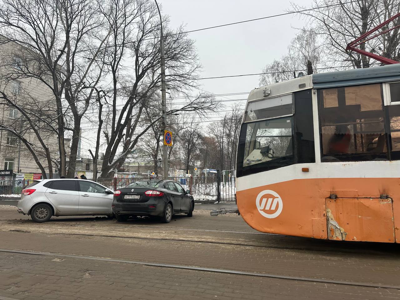 На Железной Дивизии, 16 из-за столкновения двух автомобилей парализовано движение трамваев  по ходу на Огни Севера, парк Юности, Дамбу    Прислать новость