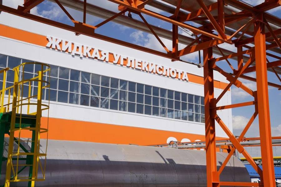 На ООО «Азот-2» состоялся торжественный запуск производства углекислоты Новое производство стало одним из первых инвестиционных проектов, реализованных на территории особой экономической зоны ОЭЗ «Кузбасс». Строительство объекта стартовало в конце 2023 года. Сегодня на ООО «Азот-2» запустили в работу установку по производству жидкой углекислоты мощностью 50 тысяч тонн в год. В новое для региона производство инвестировано 900 млн рублей. Трудиться на нем будут 42 специалиста. Важна экологическая составляющая проекта — жидкую углекислоту будут вырабатывать из углекислого газа, который в большом объеме на «Азоте» получается при производстве аммиака. По сути, из выбросов будут получать полезный продукт, востребованный в пищевой промышленности, в медицине, в сельском хозяйстве и других сферах.