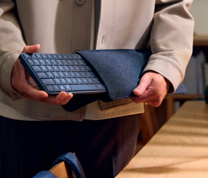 The Verge протестировали новую ПК клавиатуру HP Eliteboard G1a вполне сносно Компания HP помимо других новинок показала на выставке CES 2026 компактный компьютер Eliteboard G1a выполненный в форм факторе клавиатуры Журналисты издания The Verge успели пощупать новинку лично и опубликовали небольшое видео с впечатлениями