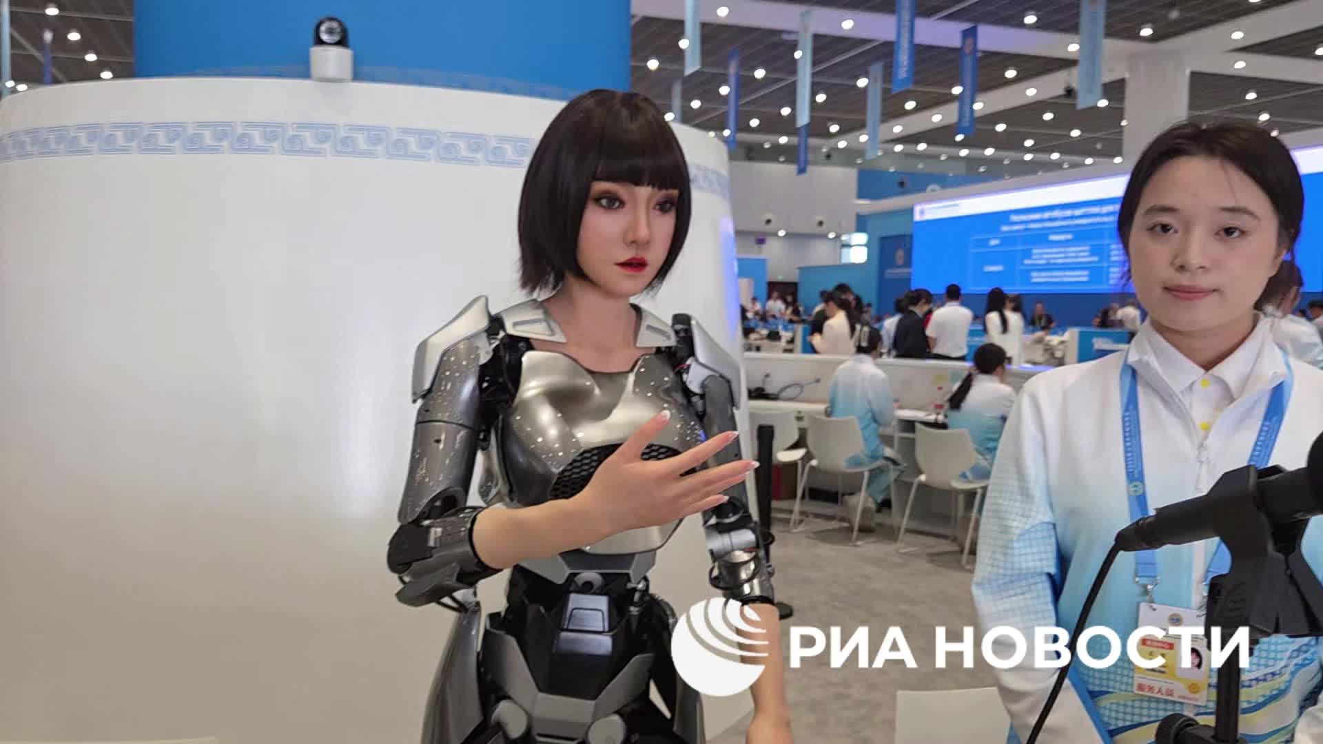 На саммите ШОС представлен человекоподобный робот Сяо Хэ