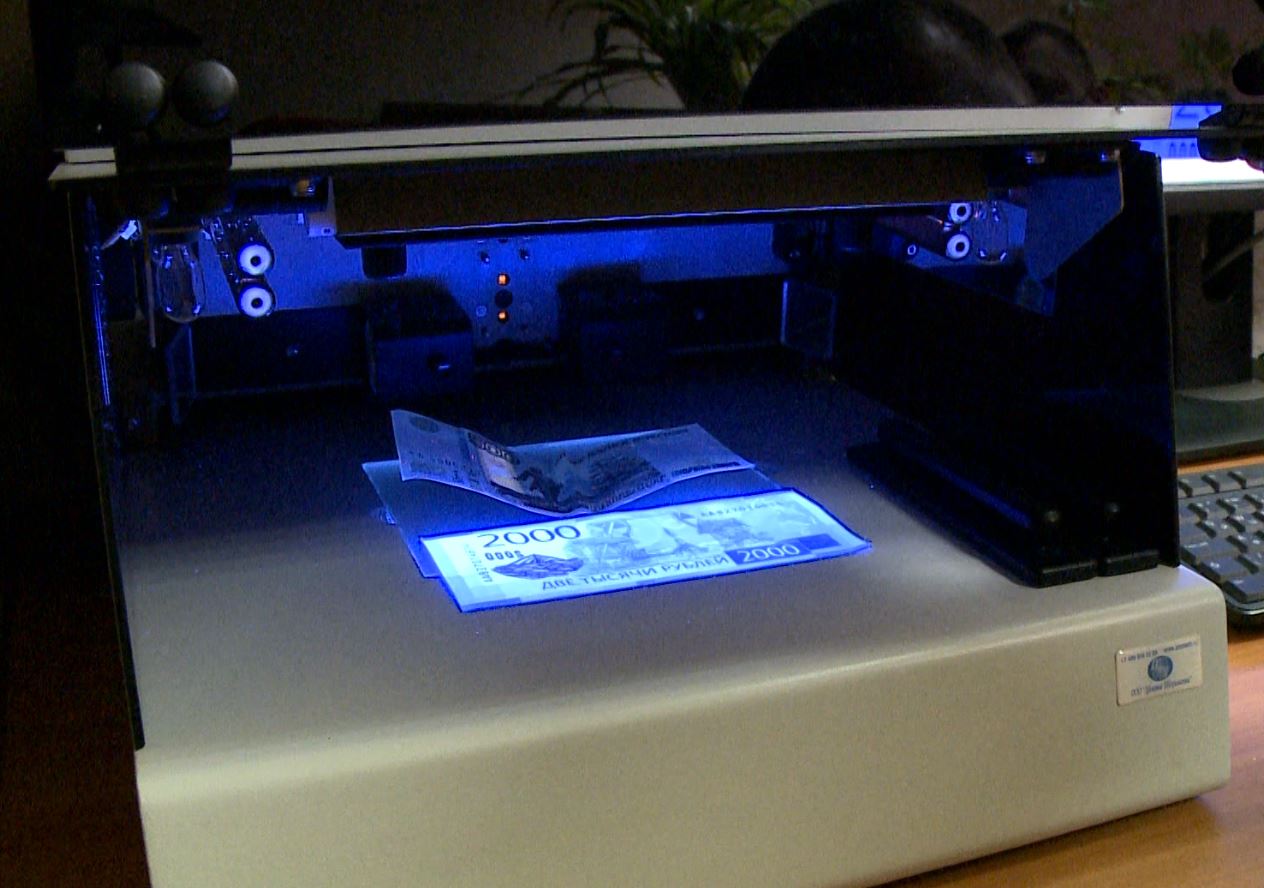 За три квартала 2025 года на Орловщине выявили 33 фальшивые банкноты и 3 монеты подделки И это в два с лишним раза меньше чем нашли за 9 месяцев прошлого года тогда обнаружили 77 фальшивок Такие цифры приводит Банк России Он провел сравнительный анализ Оказалось что пятитысячные стали подделывать в три раза реже Если в 2024 году их было выявлено 60 то в этом году только 22 Реже стали встречаться и фальшивые тысячерублевые банкноты в этом году их обнаружили 11 против 15 в прошлом А купюр в 2000 рублей в этом году пока вообще не выявили В прошлом была одна фальшивая двухтысячная При этом увеличилось количество выявленных поддельных монет с одной в 2024 году до трех в текущем Perviy Oblastnoi Мы в МАХ