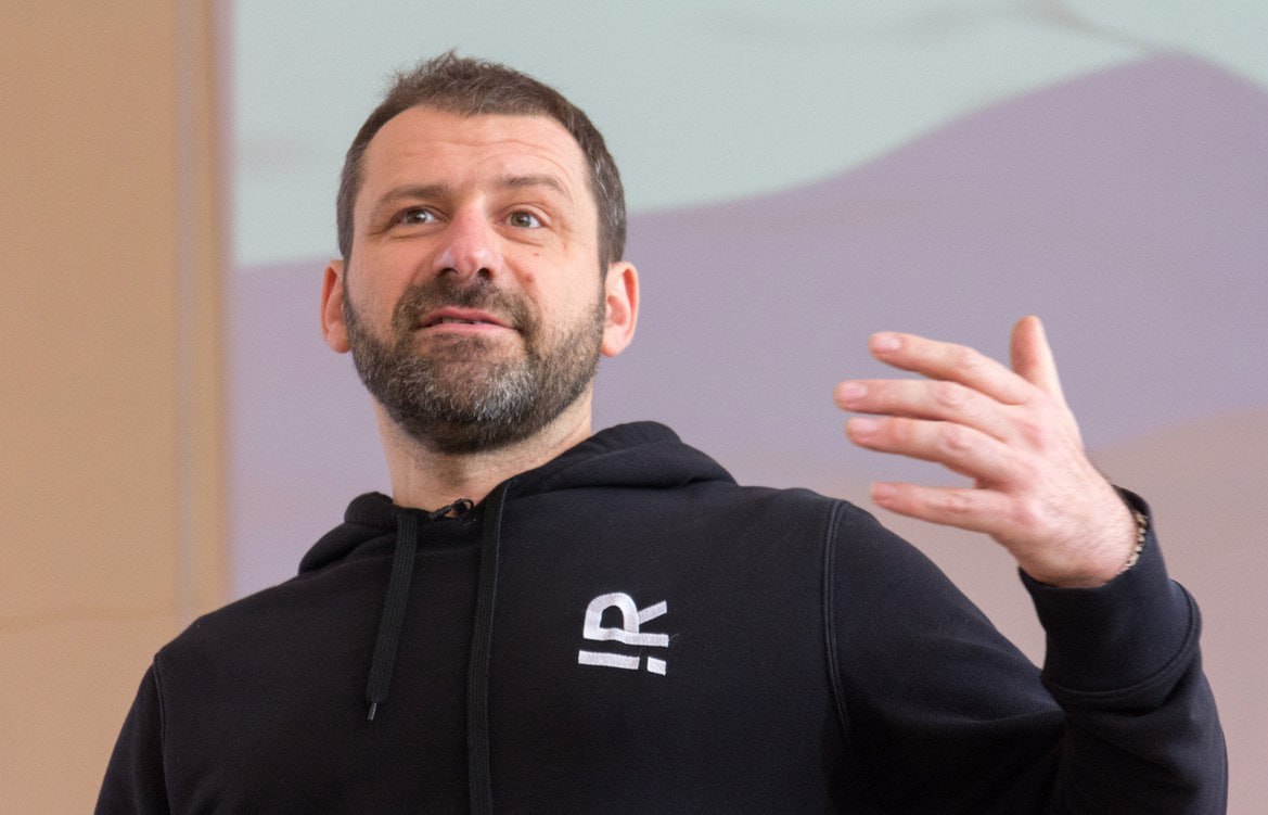 Миллиардер из Челябинска выкупил первый альбом «Гуфа» за 95 млн рублей, чтобы удалить его со всех площадок. По словам пиарщиков Игоря Рыбакова, сам бизнесмен раньше много гулял, пил, а в наушниках у него в то время играл «Город дорог». В какой-то момент чуть даже не лишился всего, в том числе семьи. Репертуар Гуфа романтизирует подобный образ жизни, уверяет Рыбаков. Он хочет, чтобы молодое поколение не совершало его ошибок, поэтому он принял решение удалить альбом ото всюду. Свои действия он назвал «подарком всем русскодумающим людям».