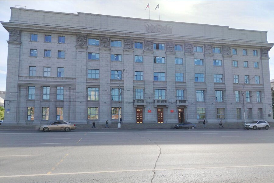 Чиновника мэрии Новосибирска привлекли к административной ответственности Прокуратура области провела проверку порядка рассмотрения обращений жителей Новосибирска Как выяснили сотрудники ведомства департамент образования не в полном объеме рассмотрел обращение гражданина о нарушениях со стороны одной из школ города а на второе обращение заявитель ответ вообще не получил В итоге глава департамента образования мэрии Рамиль Ахметгареев решением мирового судьи признан виновным в нарушении порядка рассмотрения обращений и привлечен к административной ответственности Подробнее читайте по ссылке INFOPRO54 Фото редакции автор Юлия Данилова