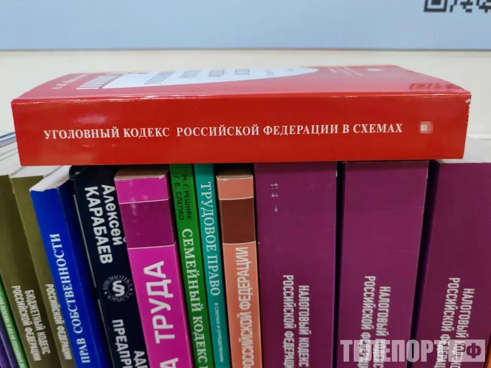 Амурчанин подделал 5-тысячную купюру и расплатился ею в магазине  Вину свою он не признал.  Прокуратура города Благовещенск поддержала государственное обвинение 37-летнему жителю села Чигири, признав его виновным в хранении с целью сбыта и сбыте заведомо поддельного банковского билета Центрального банка Российской Федерации. Уголовное дело рассматривалось по части 1 статьи 186 УК РФ.  В ходе судебного разбирательства установлено, что мужчина изготовил купюру номиналом 5000 рублей и использовал её при покупке продуктов питания. Подсудимый вину не признал.  Суд учёл позицию государственного обвинителя и то, что преступление было совершено в период условно-досрочного освобождения.   «В результате мужчине назначено наказание в виде одного года принудительных работ с удержанием 10% заработка в доход государства», - сообщает прокуратура Амурской области.  Фото ТЕЛЕПОРТ.РФ Автор: Редакция ТЕЛЕПОРТ.РФ ТЕЛЕПОРТ.РФ